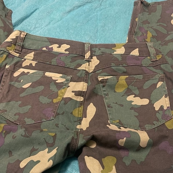 Cabi Clover Island Style Bright Camouflage Style Jeans w Ankle Zippers women’s 6 - Picture 7 of 15